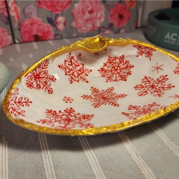 DECOUPAGE CLAM SHELL DECOUPAGE RED SNOWFLAKES ❄️ ON A CLAM SHELL TRINKET DISH - Picture 5 of 11